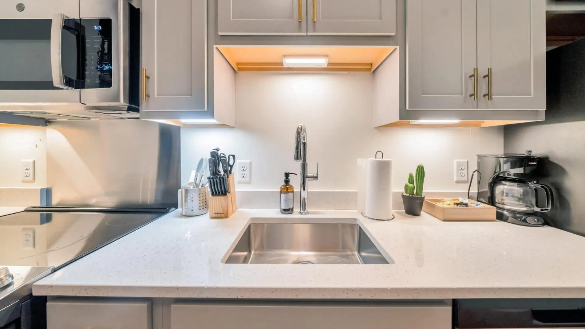 Bright And Modern Studio In Louisville # 408 0*,